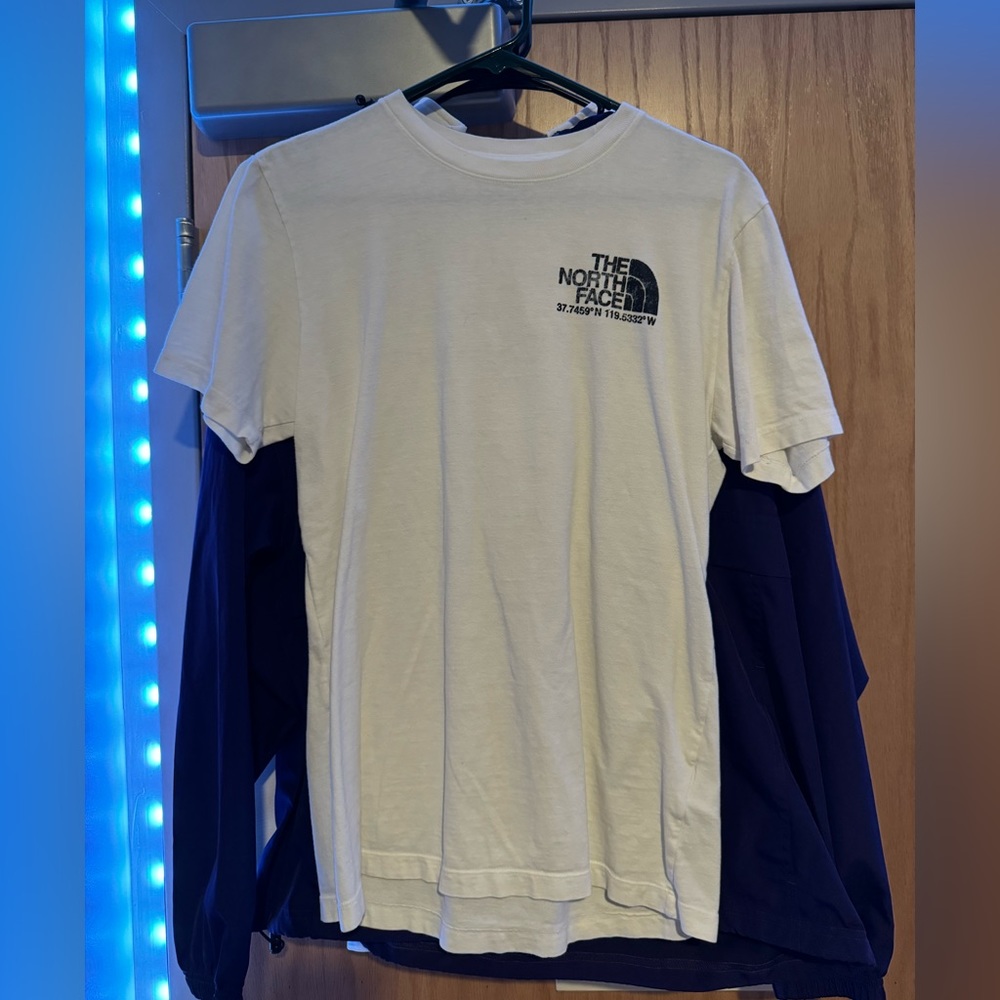 Men’s north face tee